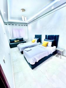 un dormitorio con dos camas y un sofá en Marrakech Gueliz Rue zellaqa, en Marrakech