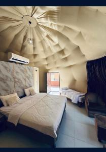 瓦迪拉姆Wadi Rum Desert Life的一间卧室设有天花板和一张床