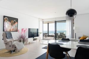 ein Wohnzimmer mit Tisch und Stühlen in der Unterkunft Apartment Sunny Place in Fuengirola