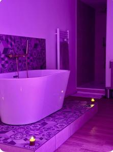 Koupelna v ubytování Zen Room avec jacuzzi extérieur + 7 fotografií