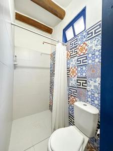 ein Badezimmer mit Toilette und Dusche in der Unterkunft Unique House Elena Barichara Open Space Bright in Barichara + 68 Fotos