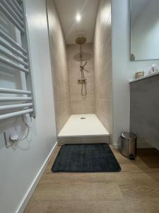 Postel nebo postele na pokoji v ubytování Zen Room avec jacuzzi extérieur