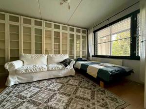 ヴァンターにあるNordic Nest Bのソファと窓のあるリビングルーム