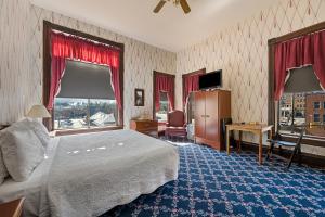 Un dormitorio con una cama grande y una ventana en Historic Iron Horse Inn - Deadwood, en Deadwood