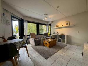 ヴァンターにあるNordic Nest Bのソファとテーブルのあるリビングルーム