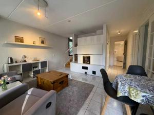 ヴァンターにあるNordic Nest Bのテーブルとソファのあるリビングルーム +3枚の写真