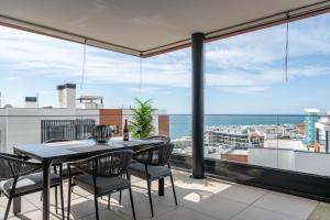 ein Esszimmer mit Blick auf das Meer in der Unterkunft Apartment Sunny Place in Fuengirola