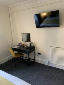 TV a/nebo společenská místnost v ubytování The Law