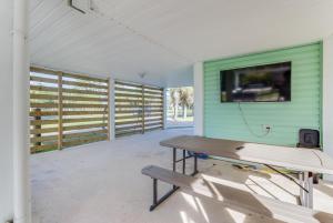 une chambre avec un banc et un mur vert dans l'établissement Waterfront Home with Pool by Next Step Property Management, à Pass Christian