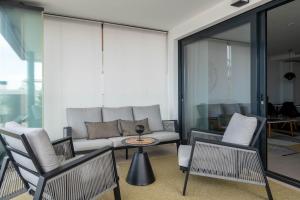 ein Wohnzimmer mit Sofa, Stühlen und einem Tisch in der Unterkunft Apartment Sunny Place in Fuengirola