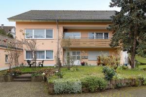 a house with a garden in front of it at Ferienwohnung Grünfelder in Au