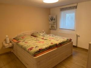Un dormitorio con una cama con una colcha floral. en Romantikurlaub im Weindorf Kiedrich, en Kiedrich