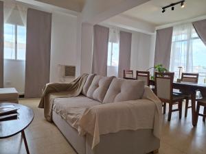 a living room with a couch and a table at Microcentro - 4 Personas - 2 dormitorios - Cochera in Santiago del Estero