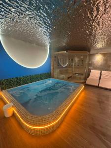 een groot zwembad in het midden van een kamer bij Sofia Hotel & Spa Truskavets in Truskavets