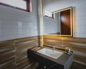 une salle de bain avec un lavabo et un miroir dans l'établissement Homestay Gio bien, à Ấp Ngọc Hải 10 autres photos