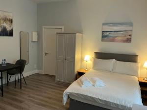 une chambre avec un lit, un bureau et une table dans l'établissement Dublin Studio Stay, à Dublin