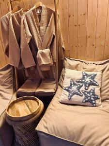 een kamer met een bed met een kussen en een mand bij Hill41 kotlina kłodzka domki z sauną in Kłodzko