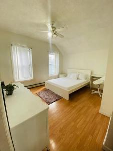 een slaapkamer met een bed en een plafondventilator bij Private bathroom inside Master bedroom! in Paterson