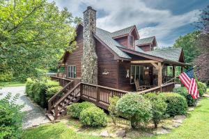 a wooden house with an american flag in front of it at Country Life in Vilas