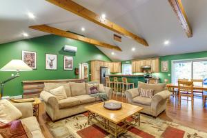ein Wohnzimmer mit grünen Wänden und Holzmöbeln in der Unterkunft Year-Round Loon Lake Retreat Ski, Hike, Explore! in Chestertown