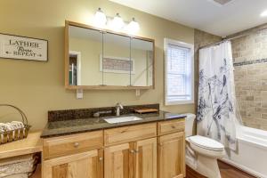ein Badezimmer mit Waschbecken, Toilette und Spiegel in der Unterkunft Year-Round Loon Lake Retreat Ski, Hike, Explore! in Chestertown + 26 Fotos