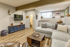 ein Wohnzimmer mit Sofa und Fernseher in der Unterkunft Year-Round Loon Lake Retreat Ski, Hike, Explore! in Chestertown