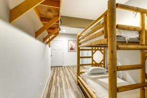 ein Schlafzimmer mit zwei Etagenbetten in einem Zimmer in der Unterkunft Year-Round Loon Lake Retreat Ski, Hike, Explore! in Chestertown