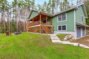 ein Gewächshaus mit Veranda und Garten in der Unterkunft Year-Round Loon Lake Retreat Ski, Hike, Explore! in Chestertown