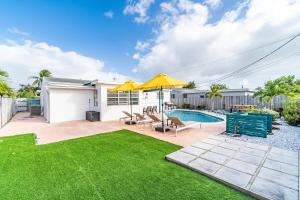 a backyard with a swimming pool and a lawn at Cozy Hollywood Private Pool Retreat - Ping pong in Hollywood