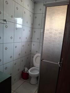 ein Badezimmer mit Toilette und Duschkabine in der Unterkunft Casa completa Beto Carrero in Penha