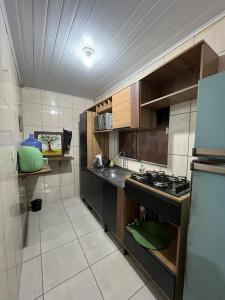 eine Küche mit Spüle und Herd in der Unterkunft Casa completa Beto Carrero in Penha + 8 Fotos