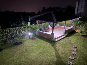 einen Pavillon in einem Garten in der Nacht in der Unterkunft Villa Le Misk in Batureo 1 + 13 Fotos