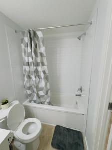 een badkamer met toilet en ligbad bij Modern Comfort West Edmonton in Edmonton +22 foto's
