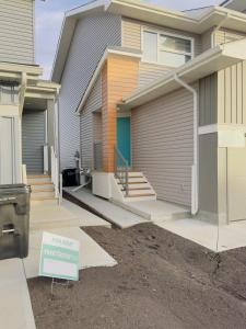 een huis met een verkocht bord ervoor bij Modern Comfort West Edmonton in Edmonton