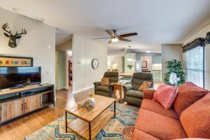 Istumisnurk majutusasutuses Charming Home with Deck and Yard - 1 Mi to Lake Texoma