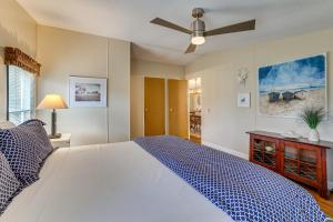 Voodi või voodid majutusasutuse Charming Home with Deck and Yard - 1 Mi to Lake Texoma toas