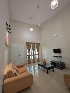 TV a/nebo společenská místnost v ubytování Homestay Orang Melaka + 5 fotografií