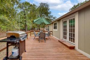 Rõdu või terrass majutusasutuses Charming Home with Deck and Yard - 1 Mi to Lake Texoma