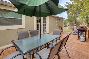 Rõdu või terrass majutusasutuses Charming Home with Deck and Yard - 1 Mi to Lake Texoma