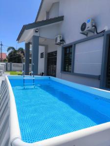 Bazén v ubytování Homestay Orang Melaka nebo v jeho okolí