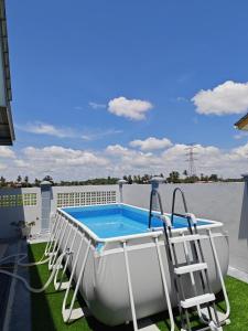 Bazén v ubytování Homestay Orang Melaka nebo v jeho okolí