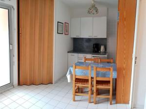 a kitchen with a table and chairs in a room at Argelès-sur-Mer, T2 + Cabine, 6 pers., plage à 100m, parking, ascenseur - FR-1-388-19 in Argelès-sur-Mer