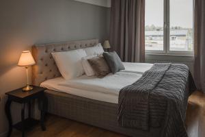 Un dormitorio con una cama grande con ventana. en Haparanda Stadshotell, en Haparanda 23 fotos más