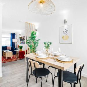 Et opholdsområde på Cozy Two Bedroom House - King Beds - Parking & Garden 4VC