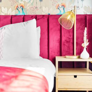 En eller flere senge i et værelse på Cozy Two Bedroom House - King Beds - Parking & Garden 4VC