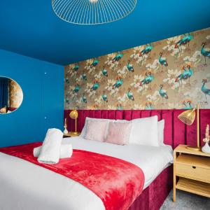 En eller flere senge i et værelse på Cozy Two Bedroom House - King Beds - Parking & Garden 4VC