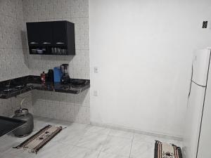 バヘイリーニャスにあるChalé Dunas de Prataの白い壁のキッチン(冷蔵庫付) +1枚の写真