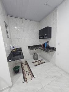 バヘイリーニャスにあるChalé Dunas de Prataのシンクとカウンタートップのあるキッチン