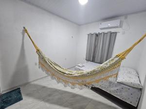 バヘイリーニャスにあるChalé Dunas de Prataの部屋の壁掛けハンモック