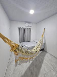 バヘイリーニャスにあるChalé Dunas de Prataのベッド付きの客室内のハンモック